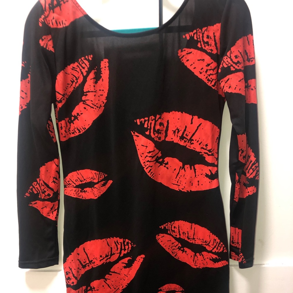 Lips 👄 black midi dress 👗